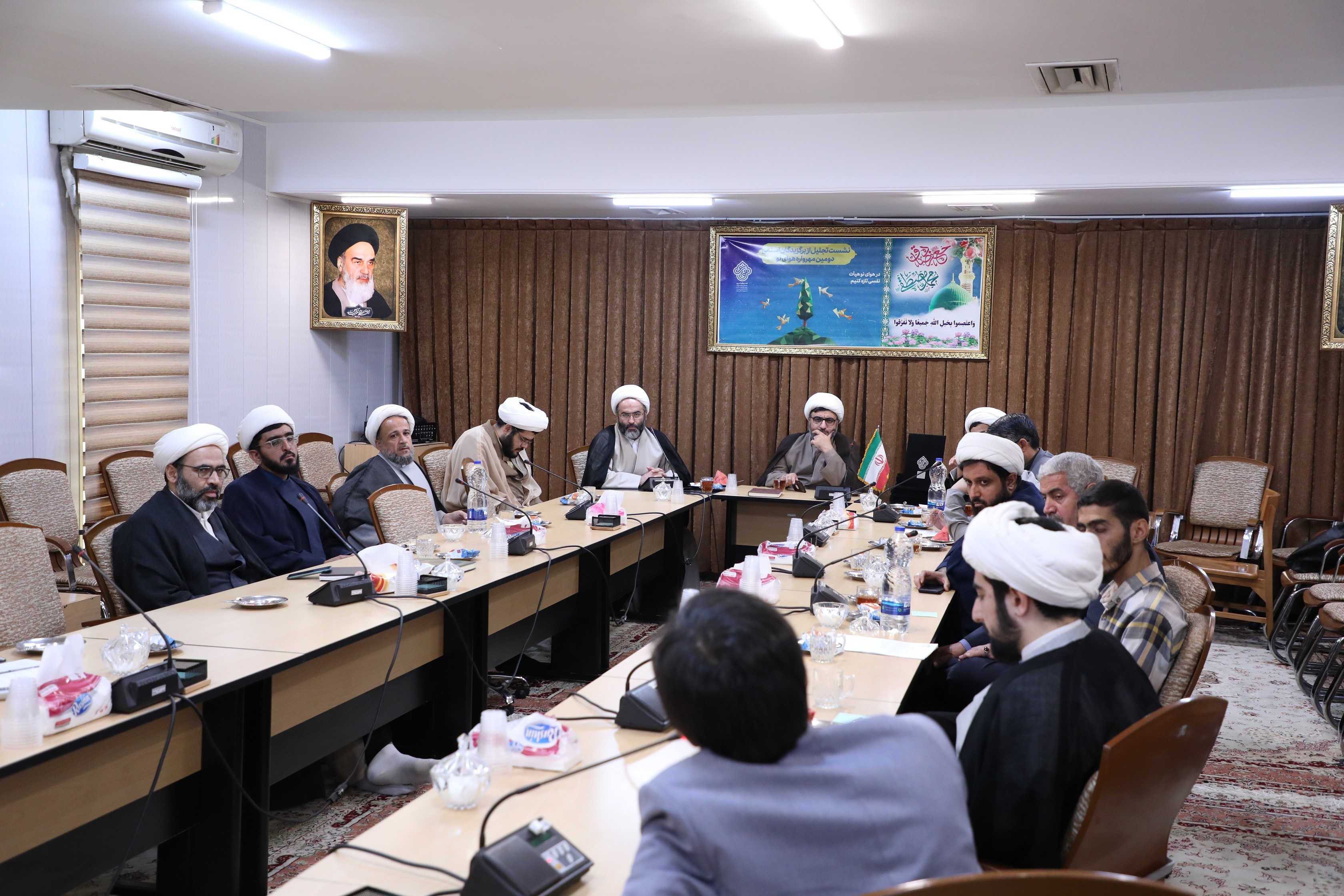 قدردانی از برگزیدگان مهرواره هوای نو در قم قدردانی از برگزیدگان مهرواره هوای نو در قم