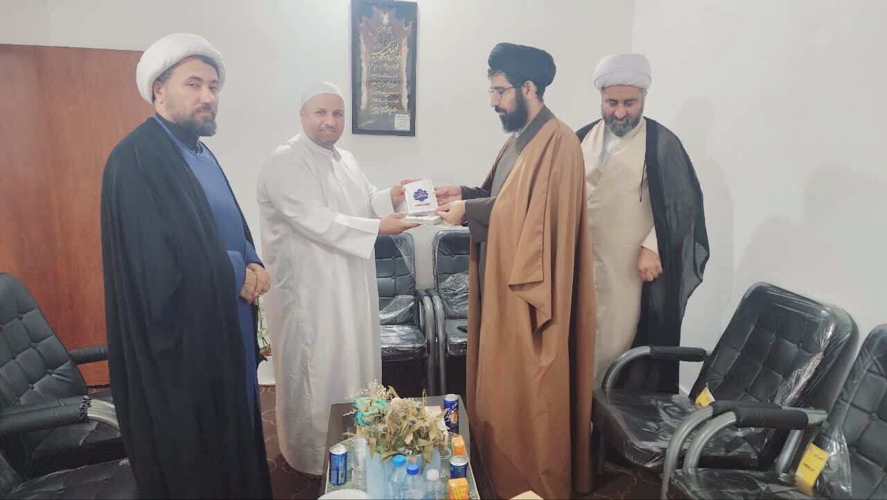 کتاب قرآنی (مسطورا) به امام جمعه اهل سنت شهرستان بندرلنگه اهدا شد