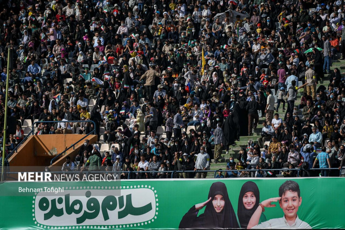 德黑兰自由体育场十万人合唱《萨拉姆，司令》