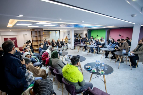 نشست صمیمی جمعی از جوانان در مرکز رسانه ماهور