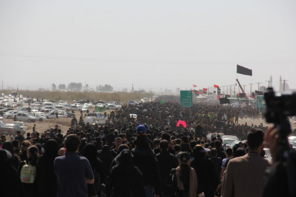 حضور گسترده مردم کرمان در مراسم پیاده‌روی جاماندگان اربعین