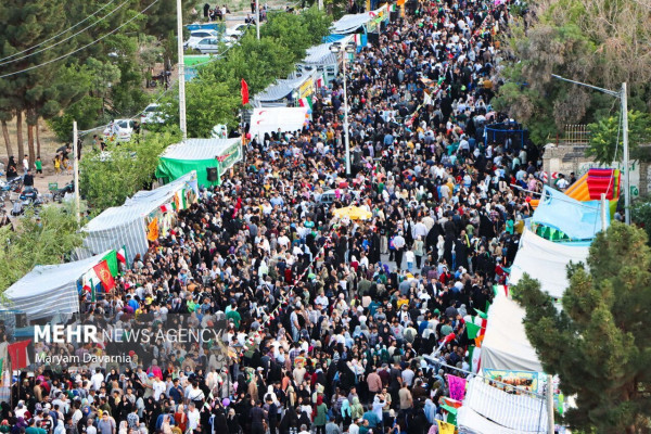 Kilometer-long Ghadir March in the Provinces