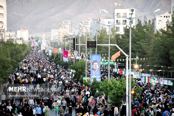 Kilometer-long Ghadir March in the Provinces