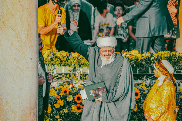 Проведение праздника Махфел у мавзолея Хафиза в Ширазе