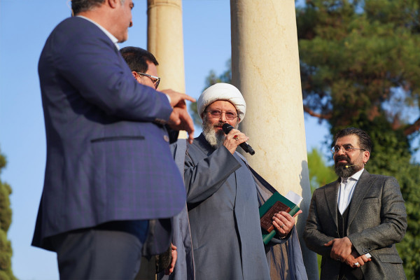 Проведение праздника Махфел у мавзолея Хафиза в Ширазе