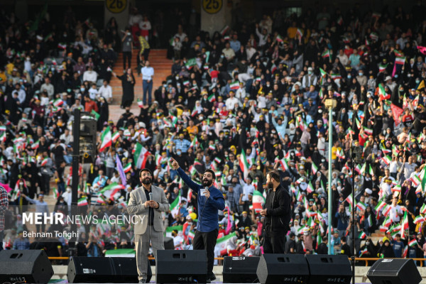 שירת המונים של ההמנון "סלאם פרמנדה" באצטדיון אזאדי בטהראן