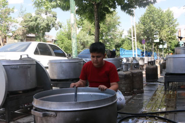 50 دیگ نذری در سنندج؛ تجلی عشق مردمی به امیرالمومنین(ع)