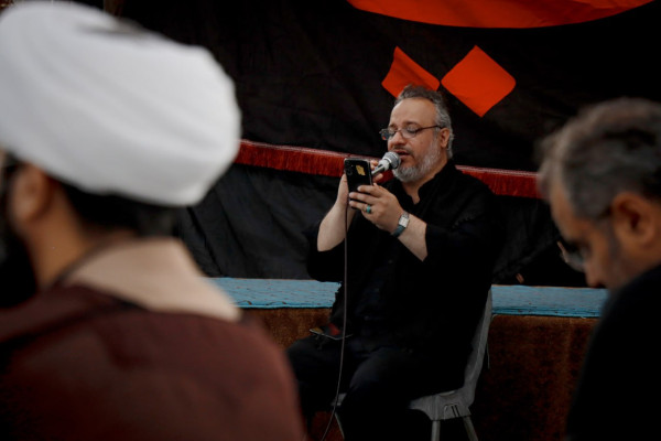 حرکت دسته‌های عزاداری و علم‌بران از گلزار شهدا تا حرم بانوی کرامت
