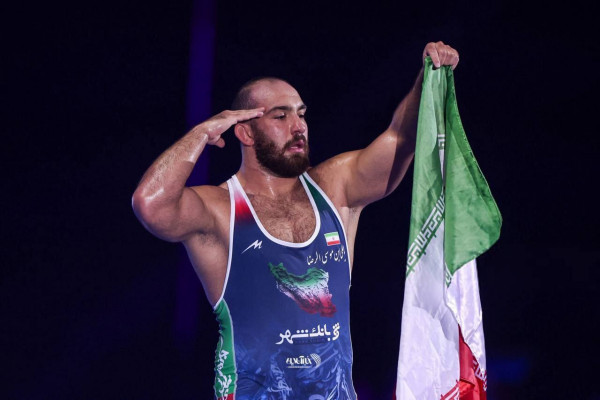 با افتخار زیر سایه‌ی امام حسین باشید که «ایران حسین تا ابد پیروز است»