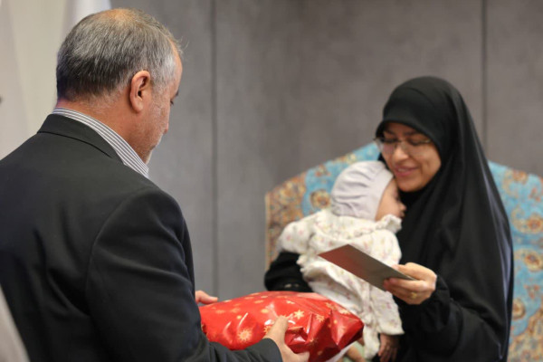 تجلیل استاندار از مادر مجاهدی که با فرزند شیرخوارش در شورا حاضر شد